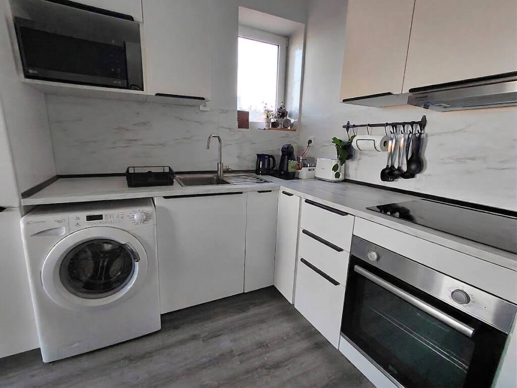 Fully equipped open-space kitchen with marble countertop and dining area, Porto Skyline Center Residence